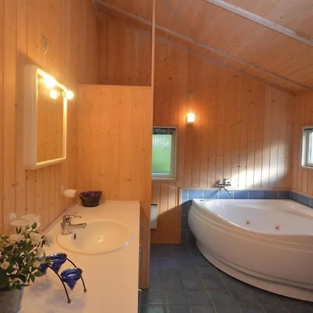 בית נופש Beautiful Home In Vaeggerlose With Sauna Bøtø By